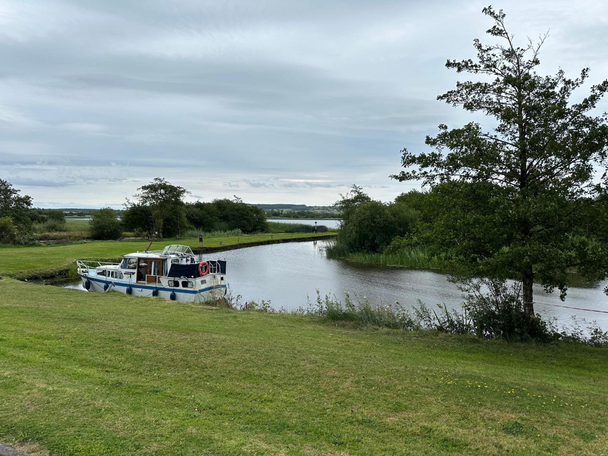 Home Near The River Shannon Rooskey Buitenkant foto